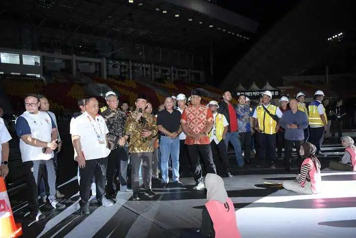 Pj Gubernur Aceh Safrizal ZA bersama Pangdam IM Mayjen TNI Niko mendampingi Menko PMK Muhadjir Effendy meninjau kesiapan Opening Ceremony PON XXI/2024 Aceh-Sumut di Stadion Harapan Bangsa, Lhong Raya Banda Aceh, Kamis malam (5/9/2024). (Foto: Biro Adpim Setda Aceh)