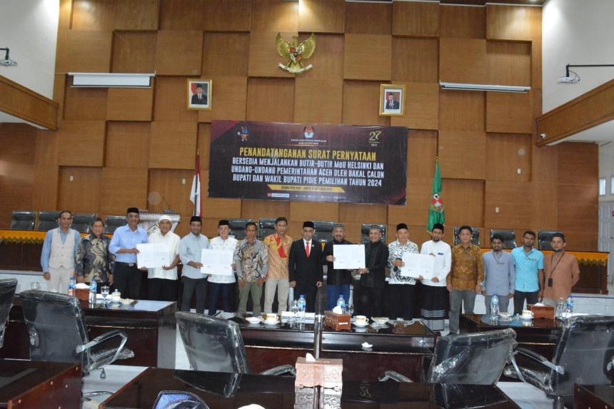 Empat pasangan bakal calon bupati/wakil bupati Pidie menandatangani pernyataan bersedia menjalankan butir-butir MoU Helsinki dan UUPA. (Foto: For Infoaceh.net)