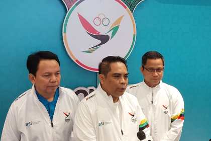 Direktur Sales & Distribution BSI Anton Sukarna didampingi Sekretaris Perusahaan BSI Wisnu Sunandar dan CEO BSI Aceh Wachjono saat menjawab wartawan di Gedung Landmark BSI Aceh di Banda Aceh, Ahad sore (8/9). (Foto: Dok. Info Aceh)