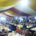 Pj Gubernur Aceh Safrizal ZA bersama Plh Sekda Azwardi Abdullah menjamu tamu PON se-Indonesia dalam Gala Dinner (Khanduri Raya) yang dipusatkan di Taman Sulthanah Safiatuddin Banda Aceh, Ahad malam (8/9). (Foto: For Infoaceh.net)