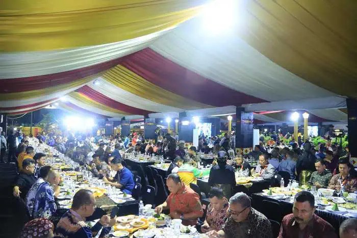 Pj Gubernur Aceh Safrizal ZA bersama Plh Sekda Azwardi Abdullah menjamu tamu PON se-Indonesia dalam Gala Dinner (Khanduri Raya) yang dipusatkan di Taman Sulthanah Safiatuddin Banda Aceh, Ahad malam (8/9). (Foto: For Infoaceh.net)