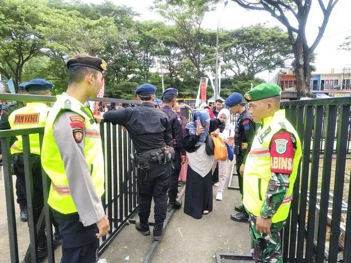 Aparat kepolisian meningkatkan pengamanan di lokasi pembukaan PON XXI/2024 di Stadion Harapan Bangsa, Lhong Raya, Banda Aceh, pada Senin (9/9). (Foto: Dok. Info Aceh)