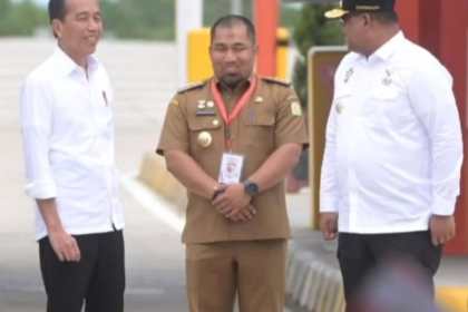 Pj Bupati Aceh Besar Muhammad Iswanto mendampingi Presiden Jokowi saat peresmian Jalan Tol Sigli-Banda Aceh (Sibanceh) di Pintu Tol Baitussalam, Aceh Besar, Senin (9/9/2024). (Foto: For Infoaceh.net)