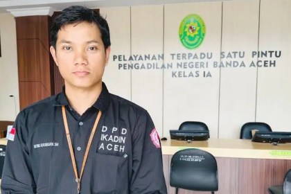 Mitra Ate Fulawan dan Sabrina, diwakili kuasa hukumnya Boying Hasibuan SH saat mengajukan permohonan Praperadilan Polda Aceh ke PN Banda Aceh, Senin (9/9). (Foto: For Infoaceh.net)