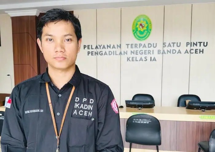 Mitra Ate Fulawan dan Sabrina, diwakili kuasa hukumnya Boying Hasibuan SH saat mengajukan permohonan Praperadilan Polda Aceh ke PN Banda Aceh, Senin (9/9). (Foto: For Infoaceh.net)