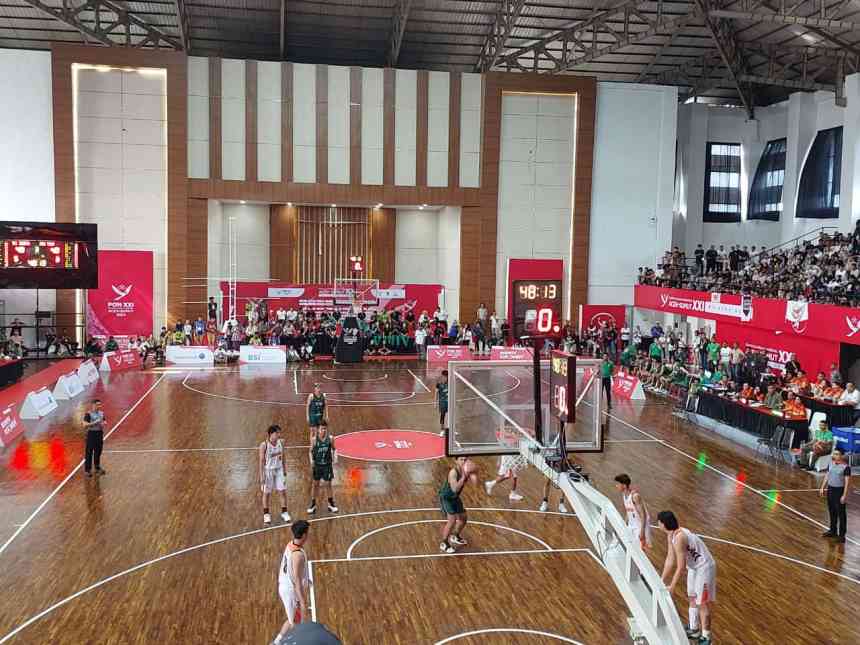 Tim bola basket putra DKI Jakarta memastikan kemenangan di babak final yang berlangsung di GOR Stadion Harapan Bangsa, Banda Aceh, Selasa, (10/9). Mereka mengatasi perlawanan Jawa Timur dengan skor 62-57. (Foto: Dok. Info Aceh)
