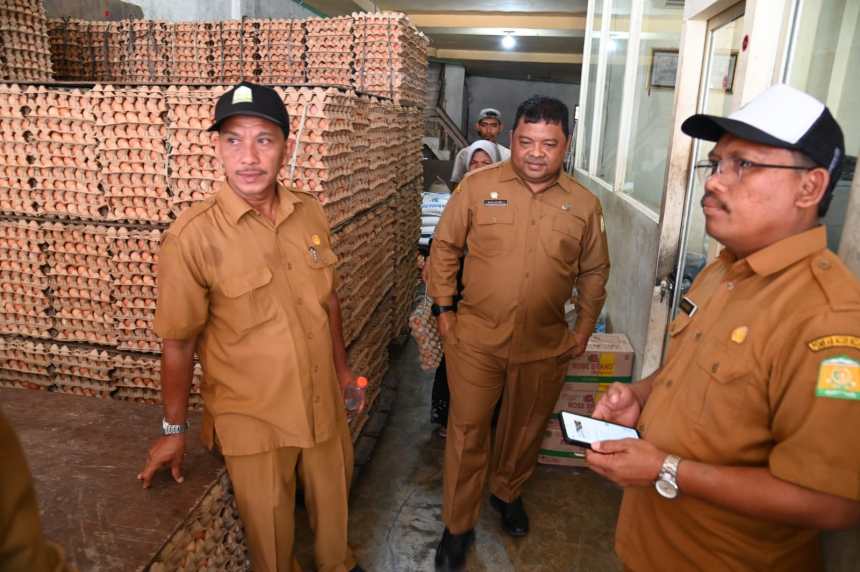 Sekda Aceh Besar Sulaimi bersama OPD terkait melakukan sidak harga telur di Pasar Induk Lambaro, Kecamatan Ingin Jaya, Aceh Besar, Selasa (10/9/2024). (Foto: For Infoaceh.net)