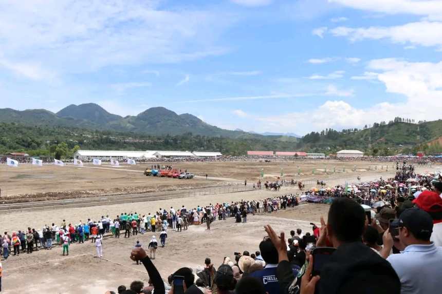 Perlombaan pacuan kuda di Gelanggang HM Hasan Gayo, Blang Bebangka, Pegasing, Aceh Tengah, Rabu (11/9). Venue pacuan kuda tidak siap untuk penonton. (Foto: For Infoaceh.net)