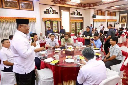 Pj Gubernur Aceh Safrizal ZA melakukan ramah-tamah bersama pegiat media sosial (Influencer) di Pendopo Gubernur Aceh, Kamis (12/9/2024). (Foto: For Infoaceh.net)