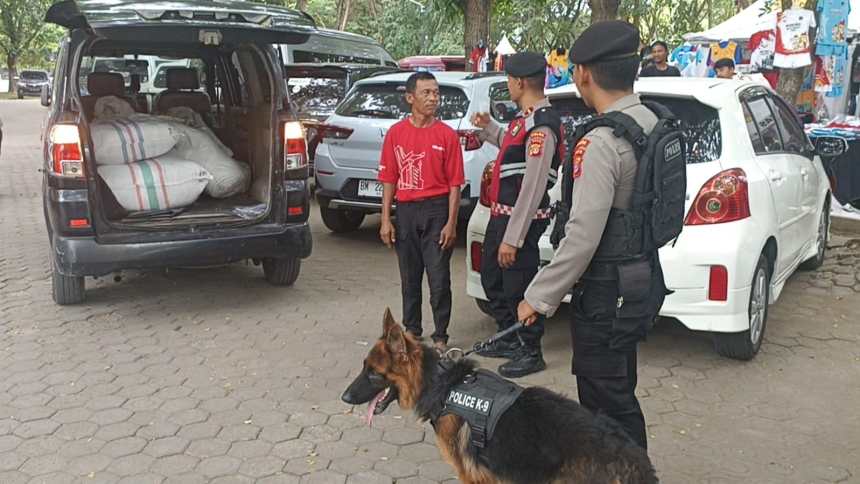 Polda Aceh menurunkan anjing pelacak untuk melakukan pengamanan venue cabang olahraga PON XXI/2024 di kompleks Stadion Harapan Bangsa Lhong Raya Banda Aceh, Sabtu (14/9). (Foto: For Infoaceh.net)