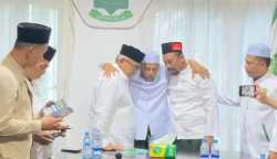 Ketua Umum DPP PAS Aceh Tu Bulqaini memeluk pasangan bakal calon gubernur dan wakil gubernur Aceh Bustami Hamzah-Fadhil Rahmi, sebelum didaftarkan ke KIP Aceh, Jum’at (13/9). (Foto: For Infoaceh.net)