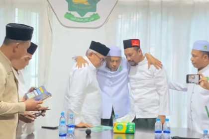 Ketua Umum DPP PAS Aceh Tu Bulqaini memeluk pasangan bakal calon gubernur dan wakil gubernur Aceh Bustami Hamzah-Fadhil Rahmi, sebelum didaftarkan ke KIP Aceh, Jum’at (13/9). (Foto: For Infoaceh.net)