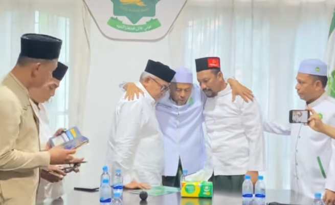 Ketua Umum DPP PAS Aceh Tu Bulqaini memeluk pasangan bakal calon gubernur dan wakil gubernur Aceh Bustami Hamzah-Fadhil Rahmi, sebelum didaftarkan ke KIP Aceh, Jum’at (13/9). (Foto: For Infoaceh.net)