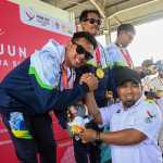 Pj Bupati Aceh Besar Muhammad Iswanto menyerahkan Maskot Po Meurah kepada atlet terjun payung Tim Antar Parasut Jawa Barat PON XXI Aceh-Sumut di Lanud SIM, Blang Bintang, Aceh Besar, Sabtu (14/9). (FOTO/MC ACEH BESAR)