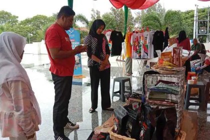 Kontingen PON XXI/2024 belanja produk UMKM Aceh Besar di Venue Cabor Tarung Derajat, Balee Meuseuraya Aceh, Banda Aceh, Selasa (17/9/2024). (FOTO MC ACEH BESAR)