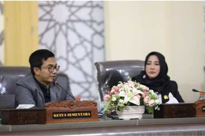 Ketua Sementara DPRK Irwansyah dan Wakil Ketua Sementara Elfiaty memimpin rapat paripurna pembentukan fraksi-fraksi dewan, Kamis (19/9/2024). (Foto: Humas DPRK Banda Aceh)