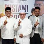 Ketua Majelis Nashihin PAS Aceh Abu Mudi bersama calon gubernur/wakil gubernur Aceh Bustami Hamzah-Fadhil Rahmi