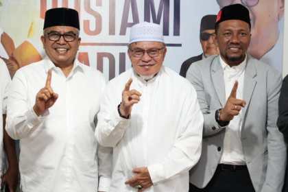 Ketua Majelis Nashihin PAS Aceh Abu Mudi bersama calon gubernur/wakil gubernur Aceh Bustami Hamzah-Fadhil Rahmi