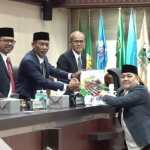 Juru Bicara Pansus Pengelolaan Bank Aceh Syariah Tgk Muhammad Yunus menyerahkan laporan dan rekomendasi kepada Ketua DPRA Zulfadli, usai dibacakan dalam rapat paripurna, Jum'at (27/9/2024). (Foto: For Infoaceh.net)