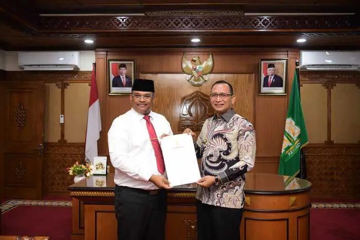 Pj Gubernur Aceh Safrizal ZA menyerahkan SK perpanjangan masa jabatan Pj Bupati Aceh Selatan kepada Cut Syazalisma di ruang kerja Gubernur Aceh, Jum’at (27/9). (Foto: For Infoaceh.net)