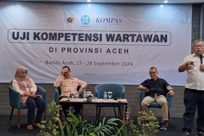 Ketua Komisi Pendidikan, Pelatihan, dan Pengembangan Profesi Dewan Pers, Tri Agung Kristanto didampingi Evy Rachmawati (Penguji dari Lembaga Uji Kompas), Marah Sakti Siregar (Tim Monitoring dari Dewan Pers), dan Sayid Iskandarsyah (Penguji dari PWI Pusat) menutup UKW yang difasilitasi Dewan Pers di Hotel Kyriad Muraya Banda Aceh, Sabtu (28/9). (Foto: Dok. PWI Aceh)
