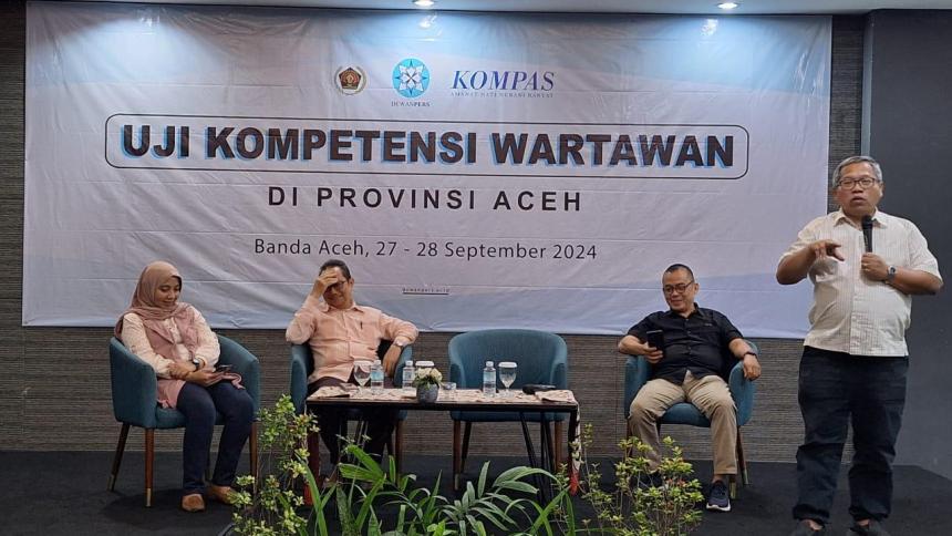 Ketua Komisi Pendidikan, Pelatihan, dan Pengembangan Profesi Dewan Pers, Tri Agung Kristanto didampingi Evy Rachmawati (Penguji dari Lembaga Uji Kompas), Marah Sakti Siregar (Tim Monitoring dari Dewan Pers), dan Sayid Iskandarsyah (Penguji dari PWI Pusat) menutup UKW yang difasilitasi Dewan Pers di Hotel Kyriad Muraya Banda Aceh, Sabtu (28/9). (Foto: Dok. PWI Aceh)