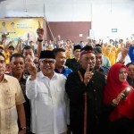 Calon Gubernur Aceh Bustami Hamzah bersama para relawan di Kabupaten Bener Meriah, Senin (14/10).