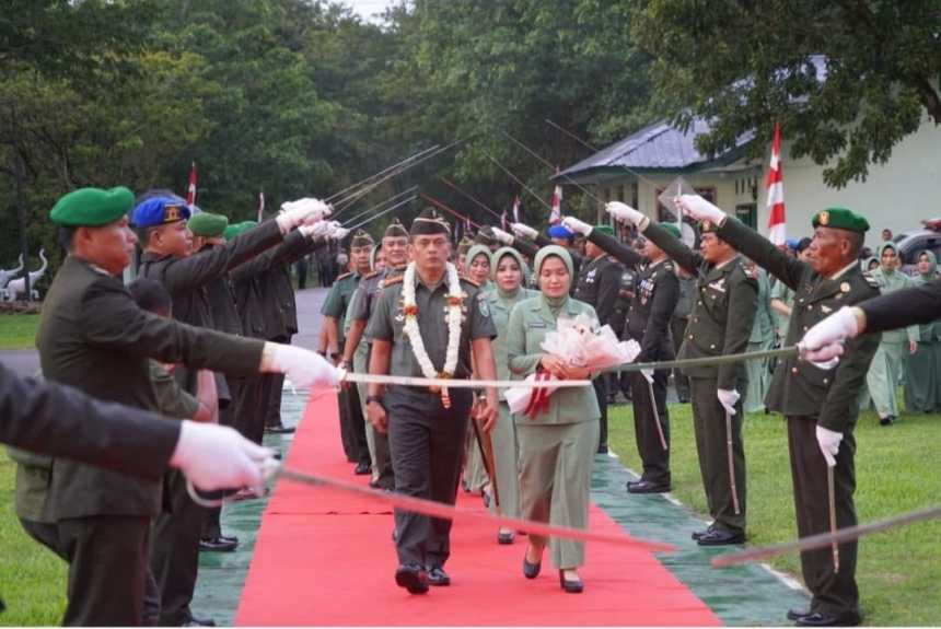 Korem 012/Teuku Umar menggelar acara tradisi penyambutan Danrem 012/TU yang baru, Kolonel Inf Benny Rahadian, beserta istri, di Makorem 012/TU, Desa Alue Peunyareng, Meureubo, Aceh Barat, Selasa (1/10). (Foto: Penrem 012/TU)