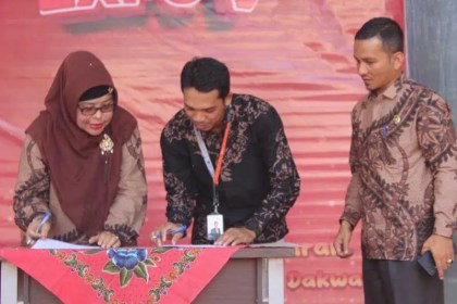 Dekan Fakultas Dakwah dan Komunikasi UIN Ar-Raniry Prof Dr Kusmawati Hatta MPd dan Representative Manager Rumah Zakat Wilayah Aceh, Riadhi menandatangani kerja sama. (Foto: For Infoaceh.net)