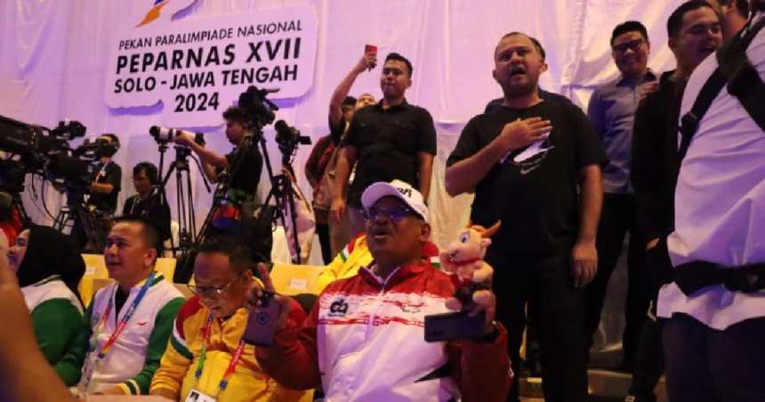 Pj Gubernur Aceh Safrizal ZA saat menghadiri pembukaan Peparnas XVII/2024 di Stadion Manahan Solo, Jawa Tengah, Ahad malam, 6 Oktober 2024.