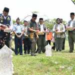 Pj Gubernur Aceh Safrizal ZA mendampingi Kepala BNPB Letjen TNI Suharyanto, ziarah dan tabur bunga di di Kuburan Massal Tsunami, Ulee Lheue, Banda Aceh, pada Peringatan Bulan Pengurangan Risiko Bencana (PRB) 2024, Rabu (9/10). (Foto: For Infoaceh.net)