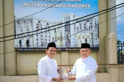 Cawagub Aceh nomor 02 Fadhlullah atau Dek Fad melaksanakan shalat Jum'at di Masjid Keuchik Leumiek (KL), Gampong Lamseupeung, Lueng Bata, Banda Aceh, Jum’at (11/10).