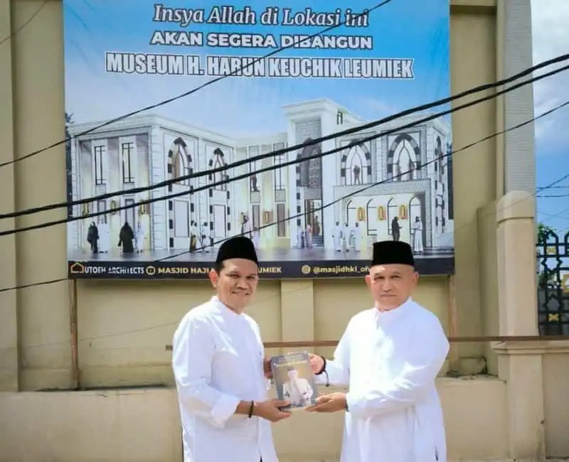 Cawagub Aceh nomor 02 Fadhlullah atau Dek Fad melaksanakan shalat Jum'at di Masjid Keuchik Leumiek (KL), Gampong Lamseupeung, Lueng Bata, Banda Aceh, Jum’at (11/10).