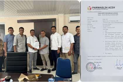 Tim Advokasi dan Bantuan Hukum Cagub-Cawagub Aceh Mualem-Dek Fad melaporkan Cawagub Aceh Fadhil Rahmi, ke Panswaslih Aceh, atas dugaan pelanggaran aturan kampanye, Jum'at (11/11).