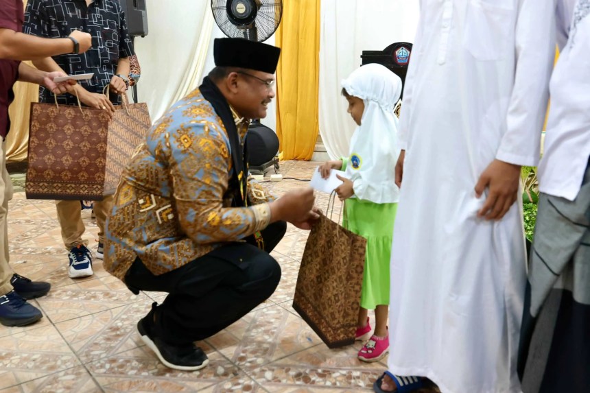 Pj Gubernur Aceh Safrizal ZA menghadiri acara peringatan Maulid Nabi Muhammad dan menyerahkan santunan anak yatim di Asrama Meureudu dan Meurah Dua Gampong Atuek, Banda Aceh, Ahad, 13/10/2024