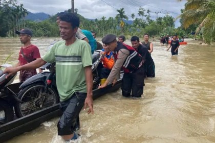 Evakuasi korban banjir yang melanda wilayah Kabupaten Aceh Selatan dengan ketinggian genangan air mencapai 1 meter.