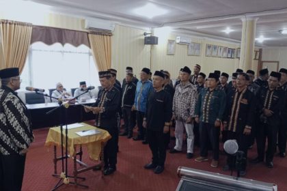 Ketua MPW ICMI Aceh Dr Taqwaddin Husin melantik pengurus MPD ICMI Kabupaten Aceh Singkil, Sabtu (12/10/2024).