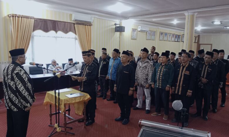 Ketua MPW ICMI Aceh Dr Taqwaddin Husin melantik pengurus MPD ICMI Kabupaten Aceh Singkil, Sabtu (12/10/2024).