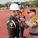 Irwasda Polda Aceh Kombes Pol Djoko Susilo memasang pita Operasi Zebra Seulawah 2024 kepada 3 personel perwakilan dari POMDAM IM, Polda Aceh dan Dishub Aceh pada apel gelar pasukan di Lapangan Mapolda Aceh, Senin pagi (14/10). (Foto: For Infoaceh.net)