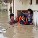 Persoalan banjir yang saban tahun melanda sejumlah kecamatan dalam Kabupaten Aceh Selatan berdampak kerugian yang sangat besar bagi masyarakat setempat.