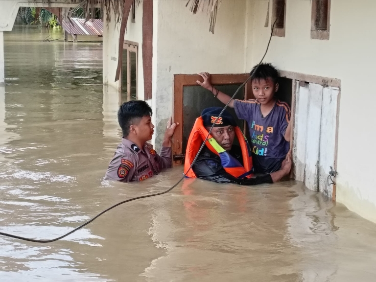 Persoalan banjir yang saban tahun melanda sejumlah kecamatan dalam Kabupaten Aceh Selatan berdampak kerugian yang sangat besar bagi masyarakat setempat.
