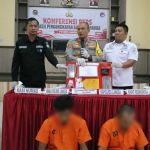 Kapolres Langsa AKBP Andy Rahmansyah memperlihatkan dua pengedar kokain yang ditangkap pada konferensi pers, Rabu (16/10/2024). (Foto: Dok. Polres Langsa)