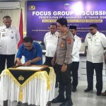 Ketua PWI Aceh Nasir Nurdin dan tujuh pimpinan lembaga lainnya menandatangani Komitmen Bersama tentang Strategi Penegakan Hukum Kolaboratif Polri dalam Penanganan TPPM Terkait Pengungsi Luar Negeri di Ruang Machdum Sakti Mapolda Aceh, Rabu, 16 Oktober 2024. (Foto: Dok. PWI Aceh)