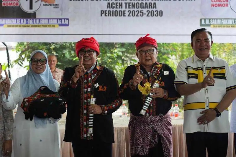 Calon Gubernur Aceh nomor urut 01 Bustami Hamzah dan istrinya Mellani Subarni dinobatkan sebagai warga kehormatan Alas