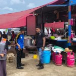 Penyaluran bantuan logistik di dapur umum pengungsi korban banjir di Desa Pekan Seruway, Aceh Tamiang.