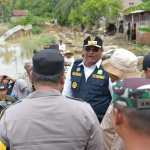Pj Gubernur Aceh Safrizal ZA didampingi Pangdam IM Mayjen TNI Niko Fahrizal dan Kapolda Aceh Irjen Pol Achmad Kartiko meninjau tanggul sungai yang jebol diterjang banjir di Desa Muka Sei Kuruk, Kecamatan Seruway, Kabupaten Aceh Tamiang, Kamis (17/10/2024). (Foto: For Infoaceh.net)