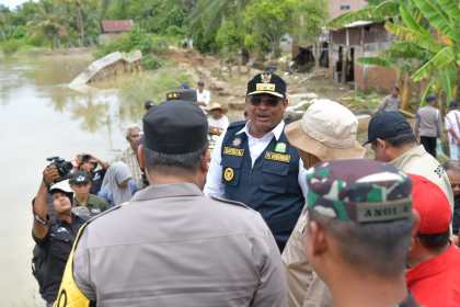 Pj Gubernur Aceh Safrizal ZA didampingi Pangdam IM Mayjen TNI Niko Fahrizal dan Kapolda Aceh Irjen Pol Achmad Kartiko meninjau tanggul sungai yang jebol diterjang banjir di Desa Muka Sei Kuruk, Kecamatan Seruway, Kabupaten Aceh Tamiang, Kamis (17/10/2024). (Foto: For Infoaceh.net)