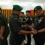 Danrem 011/Lilawangsa Kolonel Inf Ali Imran memimpin Sertijab tiga Dandim, di Gedung KNPI Korem 011/Lilawangsa, Lhokseumawe, Kamis pagi (17/10/2024). (Foto: Dok. Penrem 011/Lilawangsa)