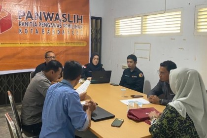 Rapat pleno Panwaslih Kota Banda Aceh, Jum’at (18/10) memutuskan Cawagub Aceh Fadhil Rahmi tidak terbukti melanggar aturan kampanye. (Foto: Dok. Panwaslih Banda Aceh)
