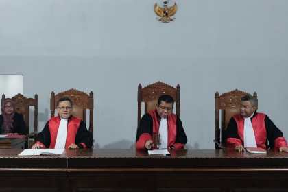 Majelis Hakim Pengadilan Tipikor PT Banda Aceh menjatuhkan putusan tiga tahun penjara dan denda Rp 100 juta kepada Terdakwa Muhtar bin Abdullah (41), mantan Keuchik Desa Paya Laot, Kecamatan Setia Bakti, Aceh Jaya.